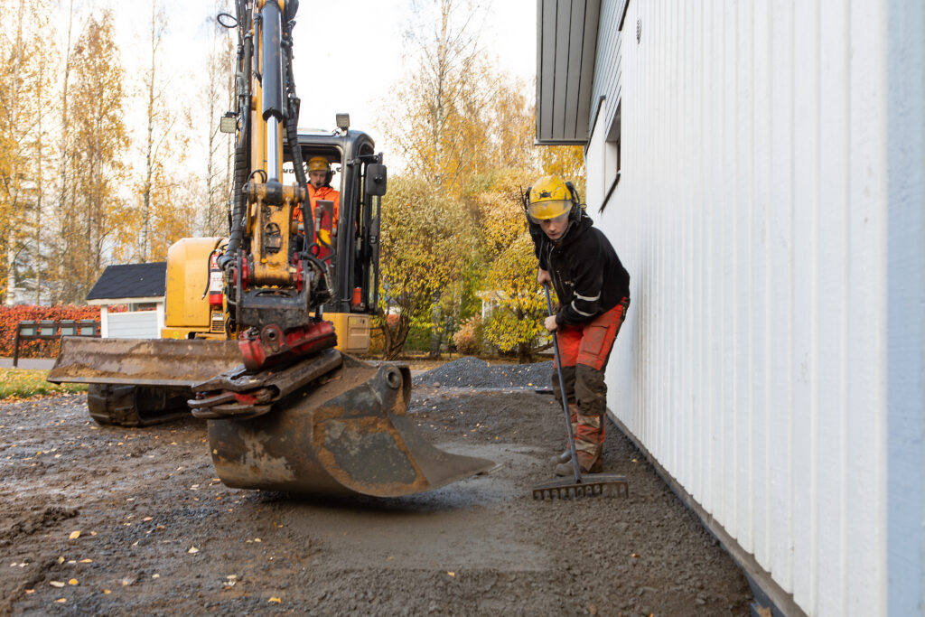 Salaojaremontin tekoa kaivinkoneella