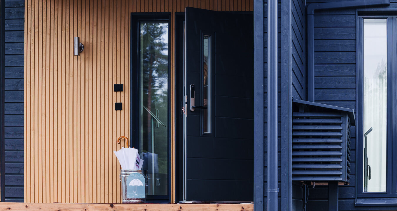 Musta ulko-ovi puutalossa