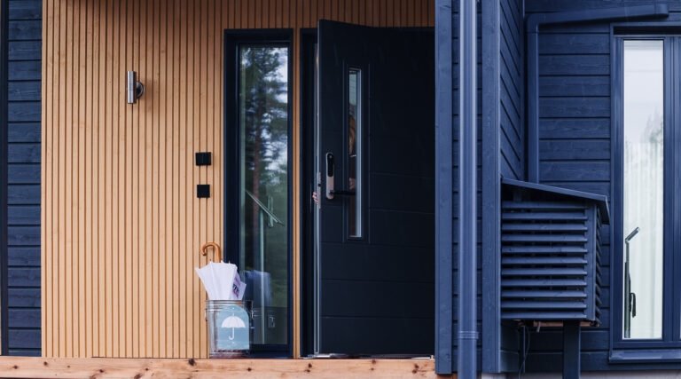 Musta ulko-ovi puutalossa