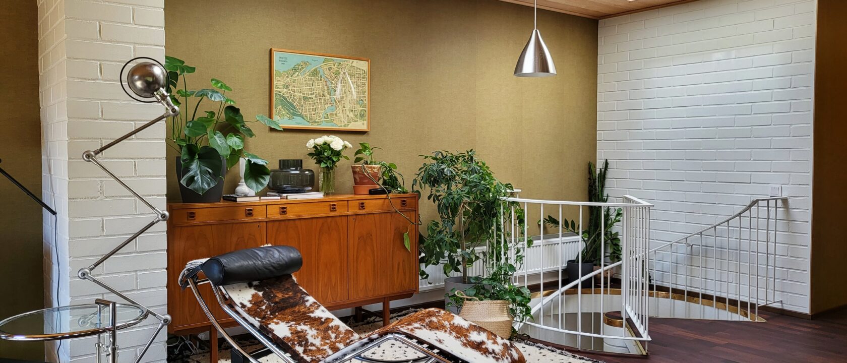 Oleskelutilaa, jossa lepotuoli ja senkki