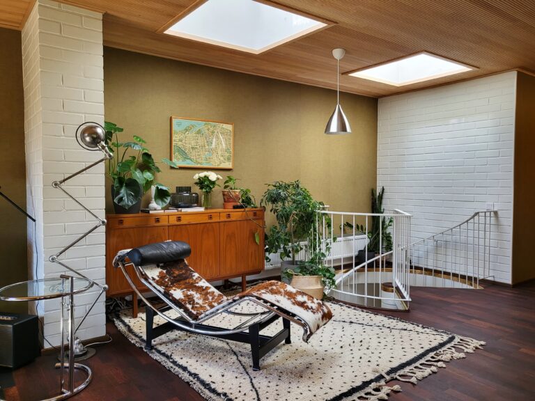 Oleskelutilaa, jossa lepotuoli ja senkki