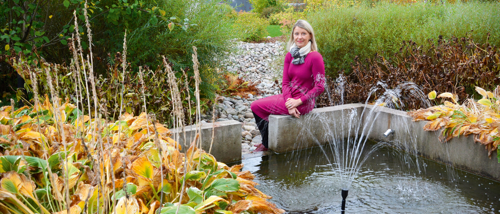 Hulevesiallas kasveineen ja ihminen altaan äärellä istumassa