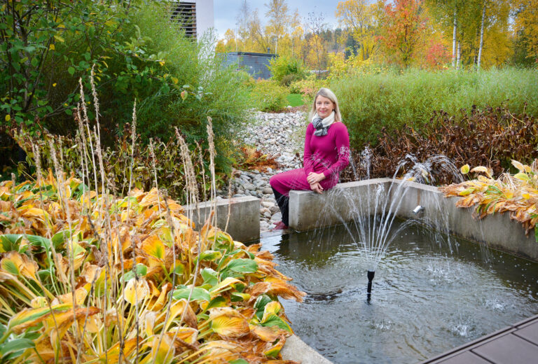 Hulevesiallas kasveineen ja ihminen altaan äärellä istumassa