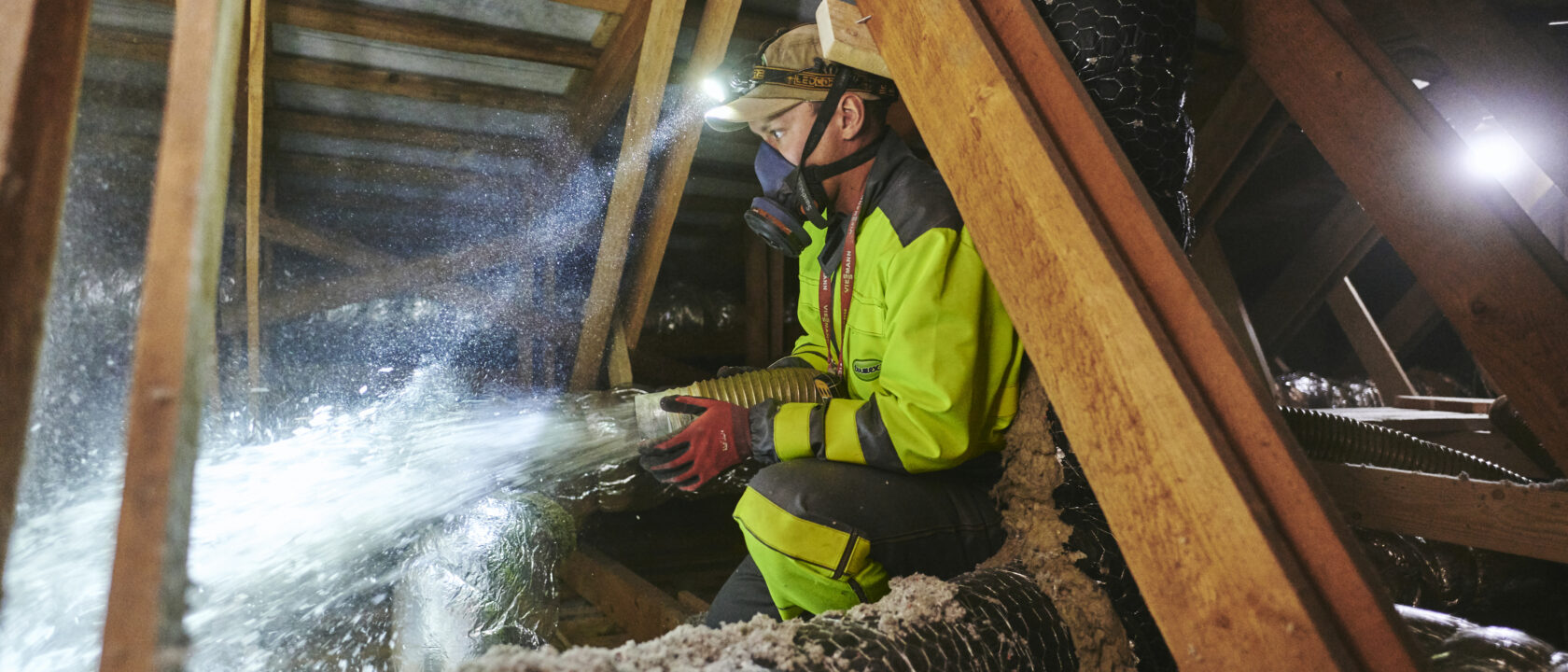 Eristeen puhallusta yläpohjaan