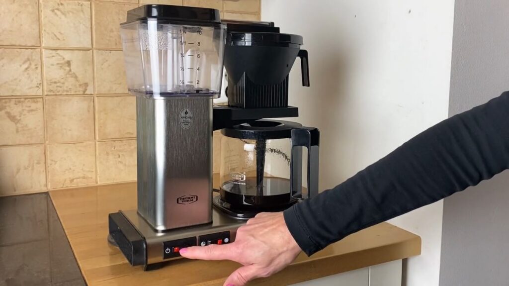 Kahvinkeitin napsautetaan pois päältä