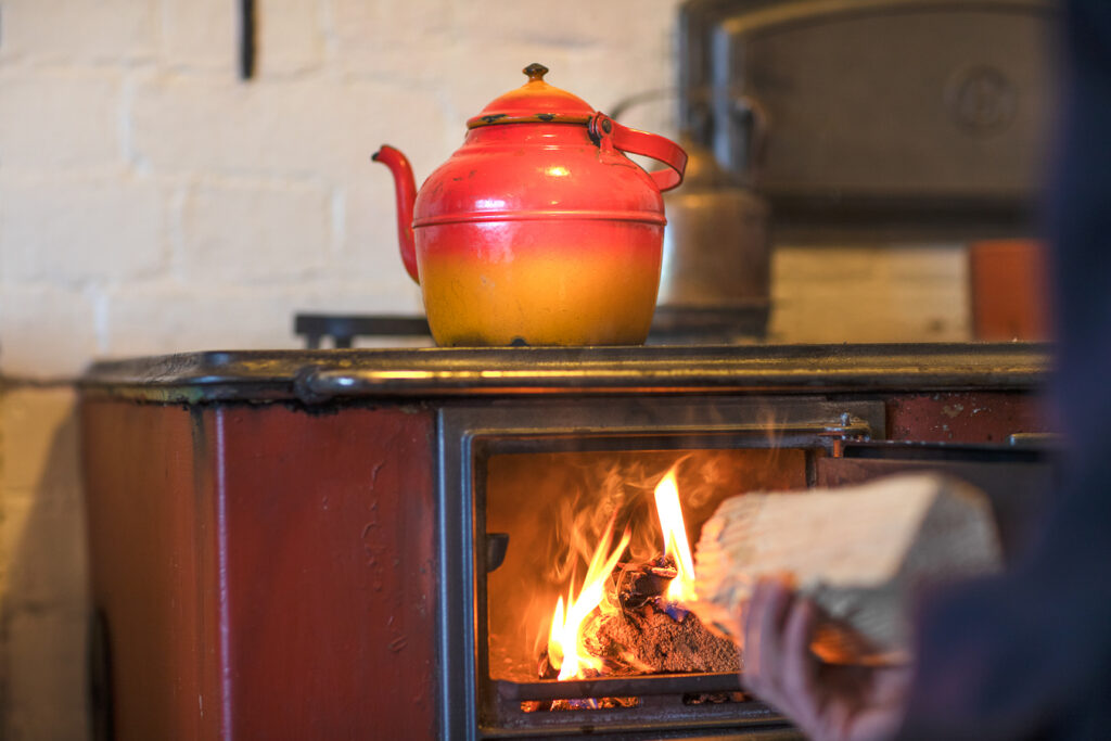 Tulen sytytys puuhellaan